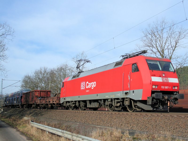 152 007 eilt mit ihrem Gterzug in Richtung Eisenach. Gleich ist der Hnebacher Tunnel erreicht.