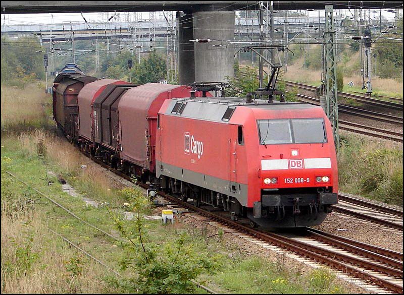 152 008-9 fhrt mit TEC45501 in den Hbf Stralsund ein.  (am 14.10.06) 