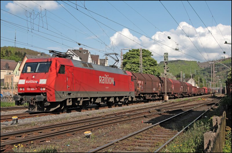 152 009 erreicht mit dem 52296 von Finnentrop komment den Bahnhof Hohenlimburg. Ziel des langen Zuges ist Hagen-Vorhalle.