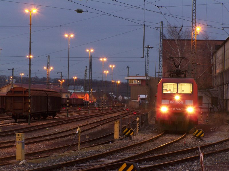 152 009 ist fertig zur Abfahrt. Die Lok bernahm nach einer Rangierfahrt einen Gterzug von Aalen nach Stuttgart-Hafen. Links im Bild ist der Abstellbereich des Bahnhofes Aalen. Aufgenommen im Januar 2008.