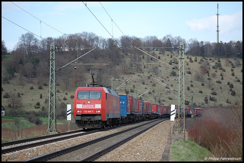 152 009 wurde am 12.04.08 am Km 72,0 der Filsbahn (KBS 750) bei Urspring mit dem  Winner -KLV-Zug bildlich festgehalten.