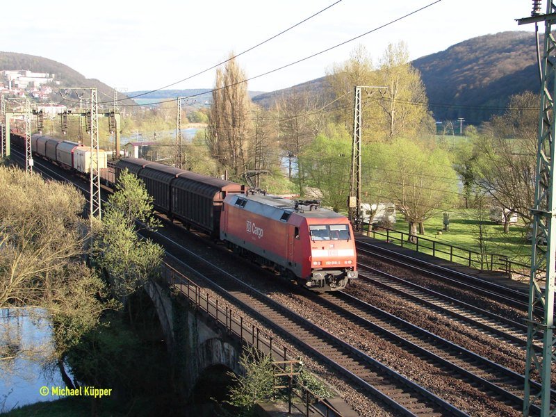 152 010-5 hat am 06.04.2007 Gemnden soeben verlassen und berquert die Frnkische Saale. Der Zug fhrt weiter Richtung Fulda ber Jossa.