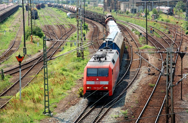 152 011 zieht am 04.07.09 einen Gterzug aus dem Rbf Halle(S) Richtung Berlin/Hannover.