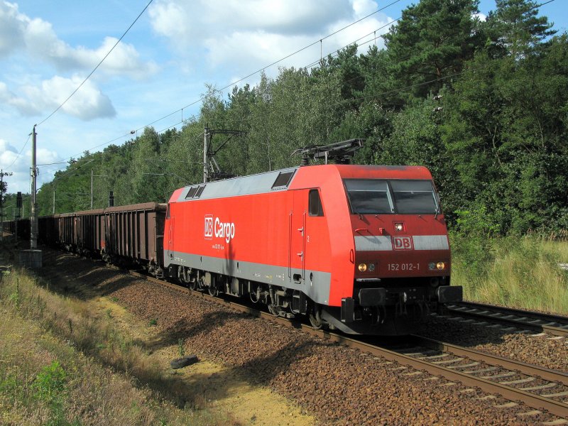 152 012-1 mit einem Gterzug mit interessanten , von mir noch nie gesehenen, Schttgutwagen am 13.08. durch Bestensee.