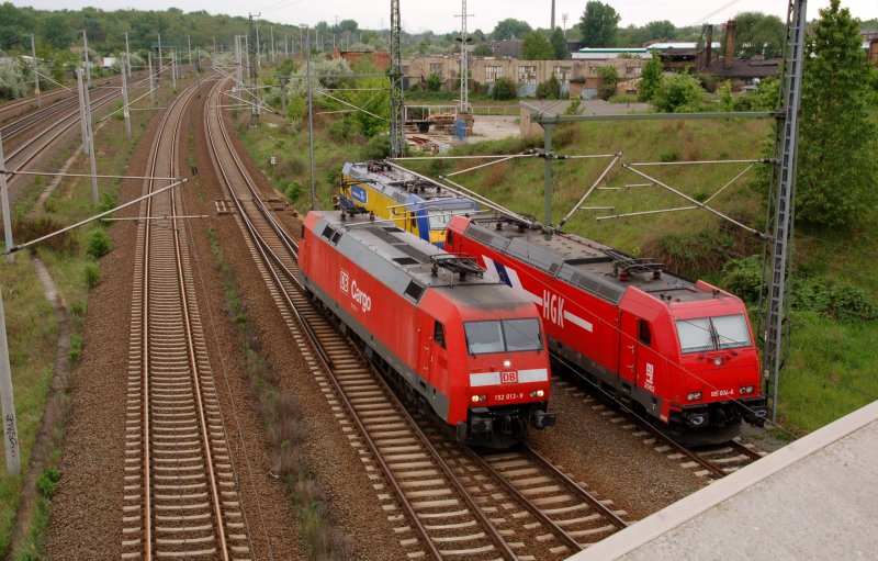 152 013 fhrt am 05.05.09 in den Gterbereich von Bitterfeld um dort einen Gz abzuholen.