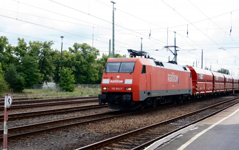 152 014-7 am 04.06.09 bei Einfahrt in Bahnhof Guben