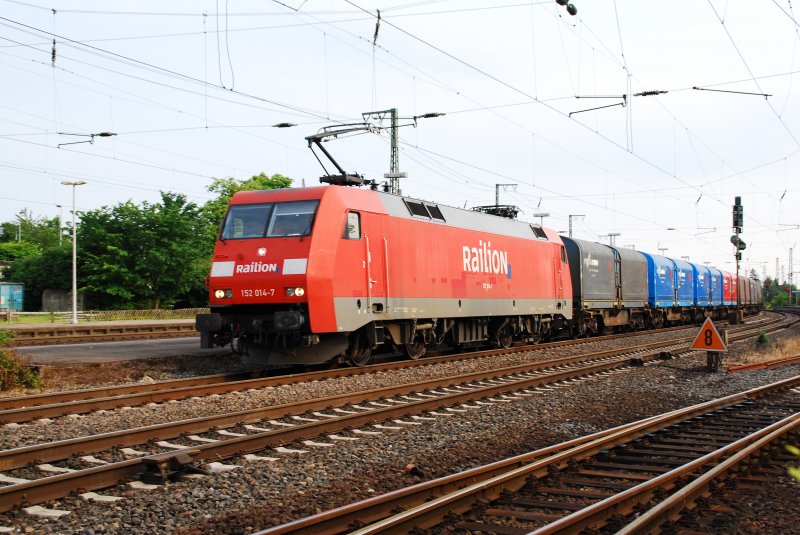 152 014-7 mit dem planmigen Containerzug aus dem Ruhrgebiet. Taglich in der Ziet zwischen 19.15h und 20.15h ist dieser hier zu Gast. Am heutigen 18.06.2009 gezogen von 152 014-7 Railion. 