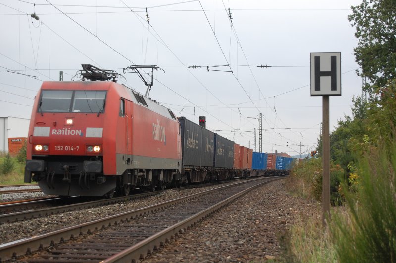 152 014-7 zog am 06.09.07 einen Containerzug mit Fahrtrichtung Nrnberg durch den Bahnhof Siegelsdorf.