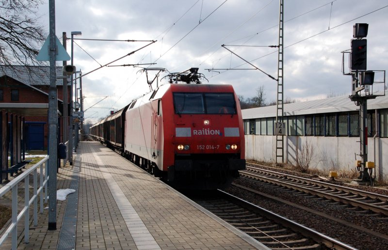 152 014 zieht am 08.02.09 einen G�terzug in Richtung Berlin.
