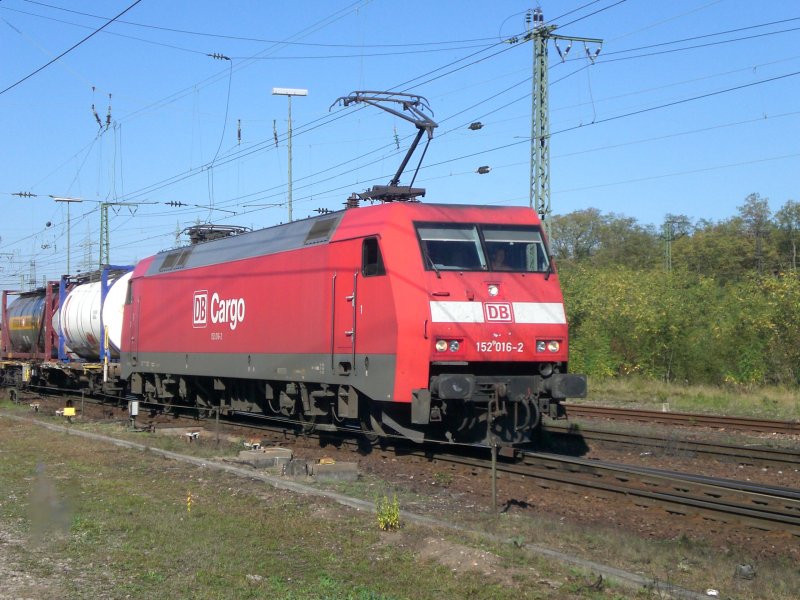 152 016 am 06.10.2007 bei der Ausfahrt in Mannheim Rbf.