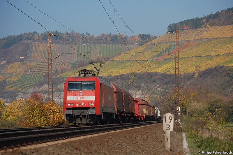 152 016 bringt zur Mittagszeit des 25.10.08 einen gemischten Gterzug durchs Maintal in Richtung Wrzburg, aufgenommen bei Himmelstadt am Km 19,3 der KBS 800.
