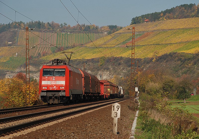 152 016 zieht einen gem.GZ in Richtung Wrzburg. Aufgenommen am 25.Oktober 2008 bei Himmelstadt.