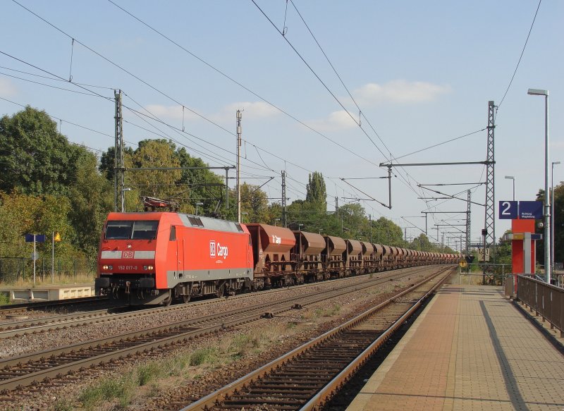 152 017-0 mit einem Ganzzug Schttgutwagen aus Richtung Magdeburg kommend im Bahnhof Niederndodeleben. Fotografiert am 26.09.2009. 