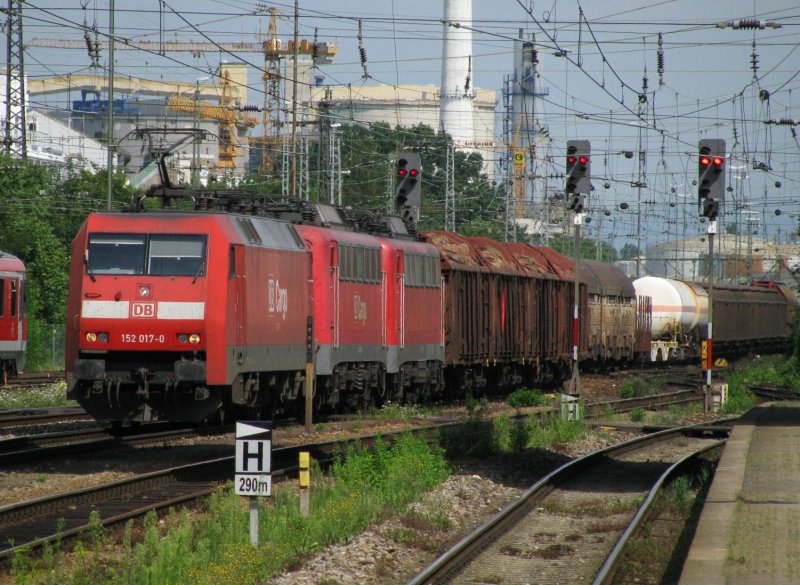 152 017, 140 790 und 140 873 mit einem G�terzug am 30.7.2008 in Regensburg. 