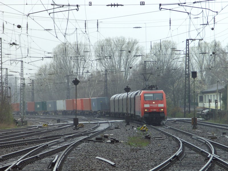 152 018 am 10.04.2008 mit einem Gterzug in Frth