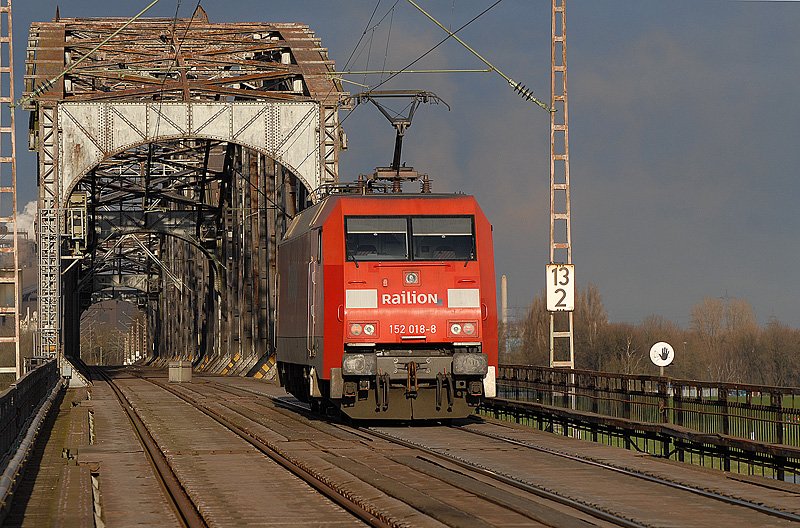 152 018 berquert den Rhein bei Duisburg Baerl. 18.03.2008