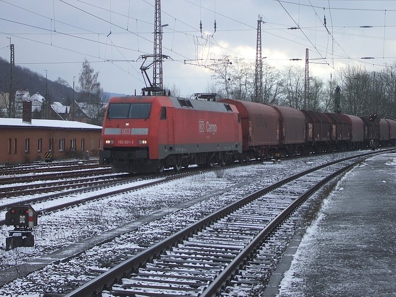 152 021 kommt auf Gleis 1 des Kreiensener Bahnhofs gefahren. Dort musste der Zug an einem rot zeigenden Signal halten