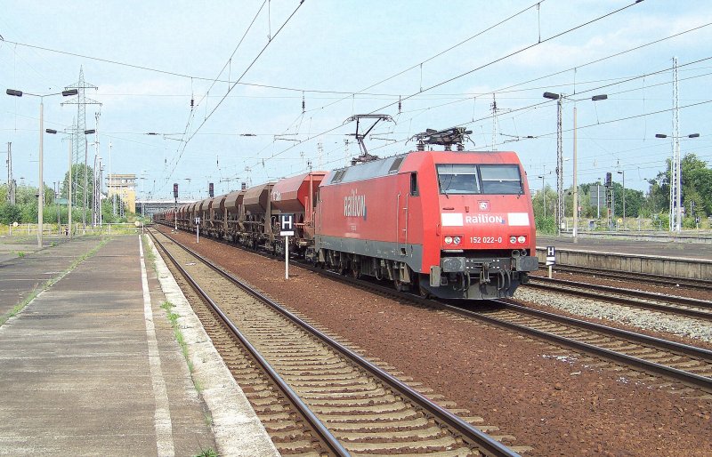 152 022-0 kommt hier mit Sch�ttgutwagen durch Berlin Sch�nefeld Flughafen gefahren. 15.08.2009