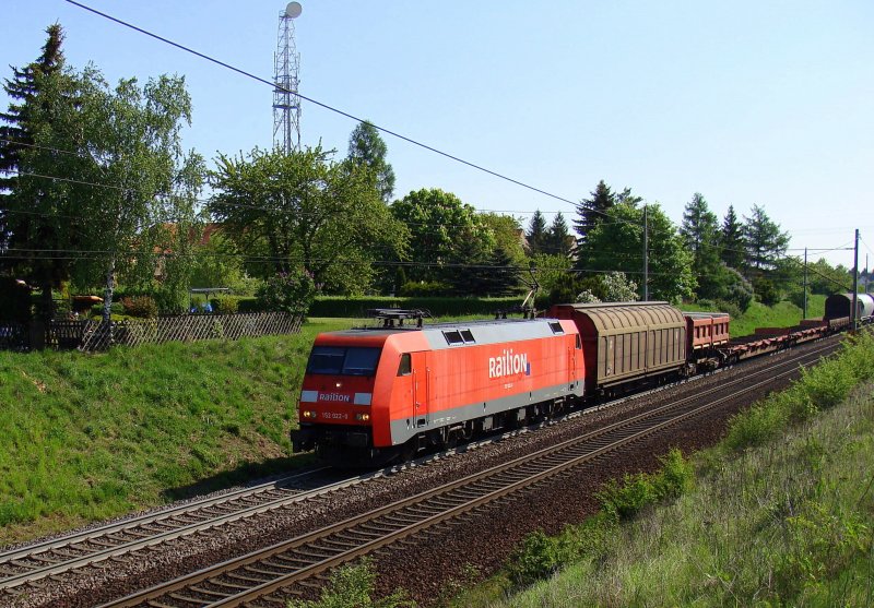 152 022-0 mit einem relativ kurzen gemischten Gterzug in Richtung Braunschweig kurz hinter Magdeburg. Fotografiert am 02.05.2009