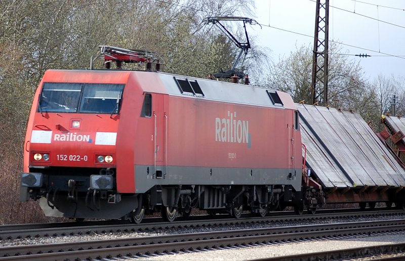 152 022-0 vor in bayrischen Gefilden eher seltenen Gterwagen zum Transport von Stahlplatten. Drei dieser etwas anderen Gterwagen waren direkt hinter der Lok eingestellt.