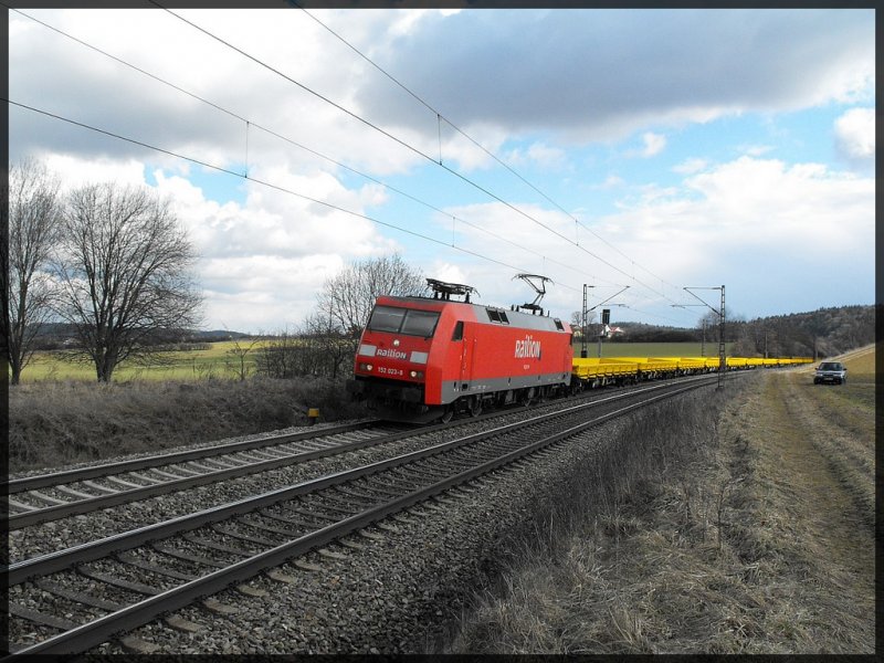 152-023 mit einem Ganzzug unbekannter neuer Wagen.
Wei von euch jemand um was es sich da handeln knnte???
Die wagen habe ich auch noch nie gesehen.