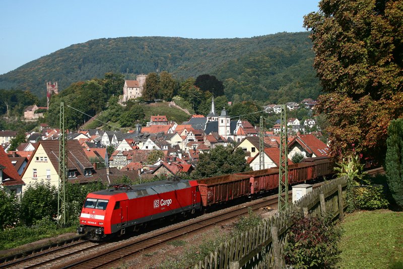 152 024 befrdert am sonnigen 27. September 2008 den Neckartalumleiter FIR 51589 (Seelze Rbf - Kornwestheim Rbf) bei Neckarsteinach in Richtung Eberbach.