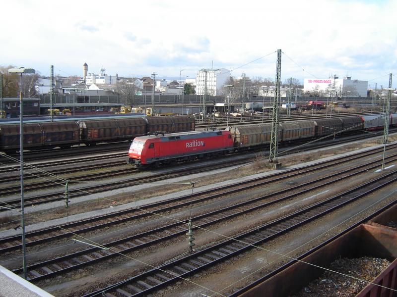152 025-3 beim Einfahren mit Ihrem Gterzug in die Gruppe K des Mannheimer Rangierbahnhofs am 18.02.2006 