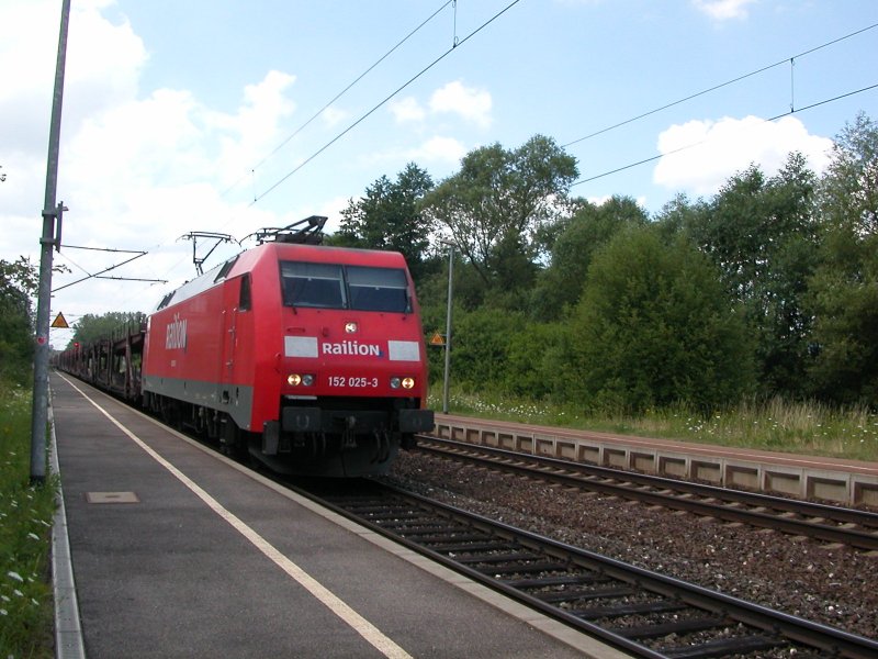 152 025-3 durchfhrt mit GZ den Bahnhof Kps am 11.07.2006.