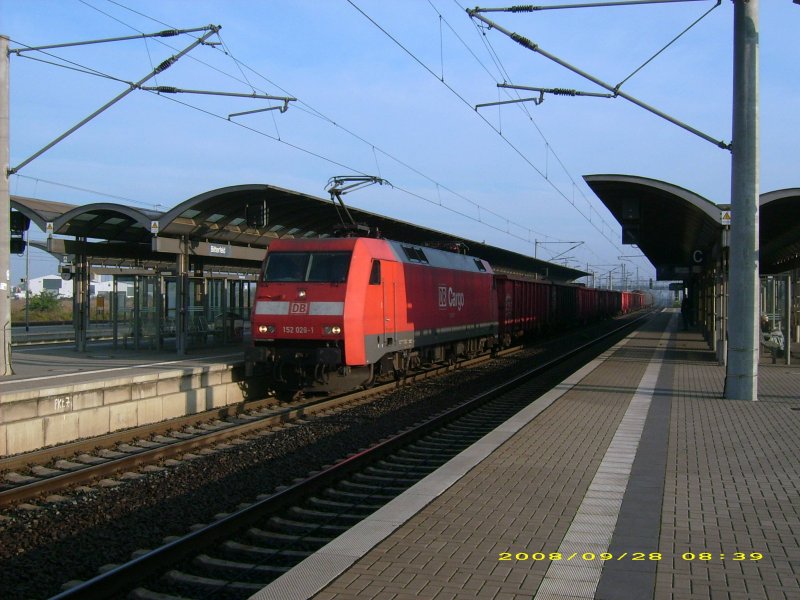 152 026 durchfhrt am 28.09.08 mit einem Gterzug den Bahnhof Bitterfeld in Richtung Halle/Leipzig.