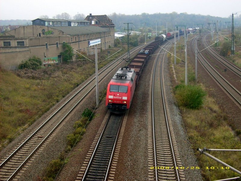 152 027 zieht am 25.10.08 einen G�terzug durch Bitterfeld in Richtung Berlin.