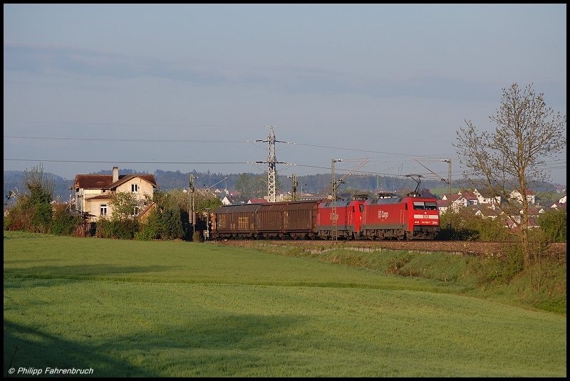 152 028 und 152 031 befrdern am Morgen des 03.05.08 FR 52785 von Kornwestheim Rbf nach Nrnberg Rbf, aufgenommen am Km 77,2 der Remsbahn (KBS 786) bei Aalen-Hofen, kurz vor erreichen des Goldshfer Bahnhofs.