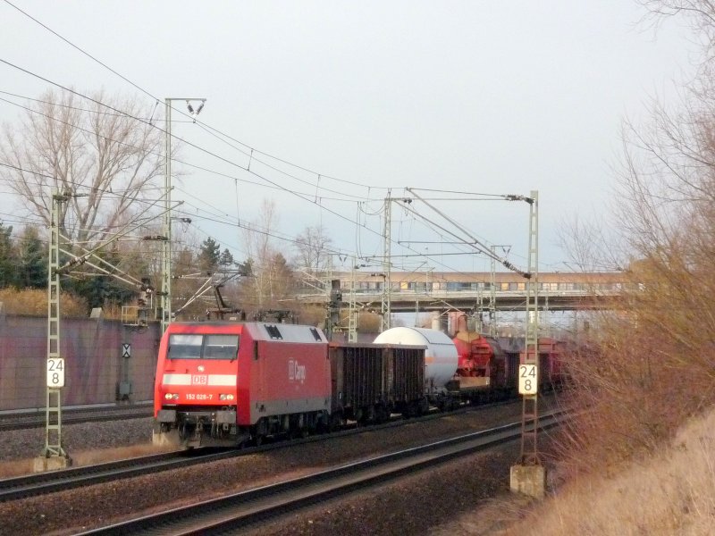 152 028-7 fhrt mit einem gemischten Gterzug durch Neuluheim in Richtung Sden. 25.02.09