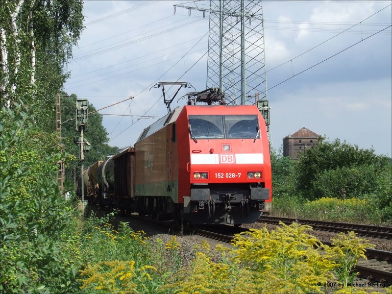 152 028-7 mir ihrem gemischten GZ kurz vor Gelsenkirchen Bismarck. 17.8.07