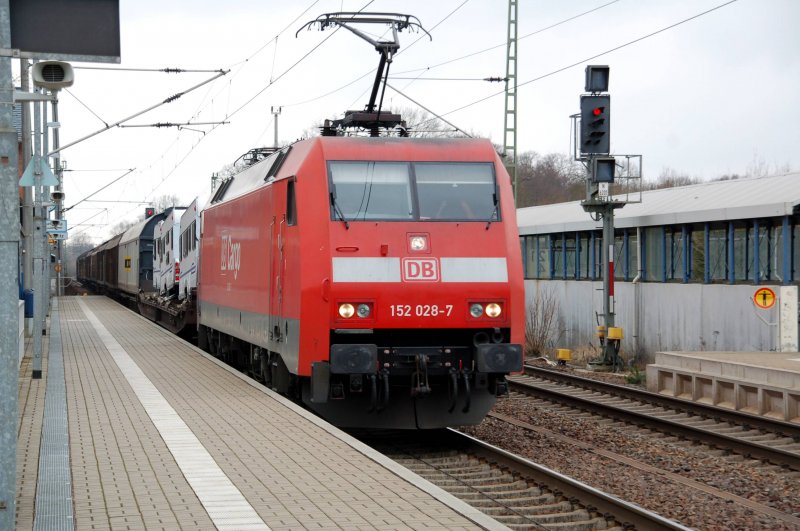 152 028 zieht am 01.03.09 einen G�terzug durch Burgkemnitz Richtung Berlin.
