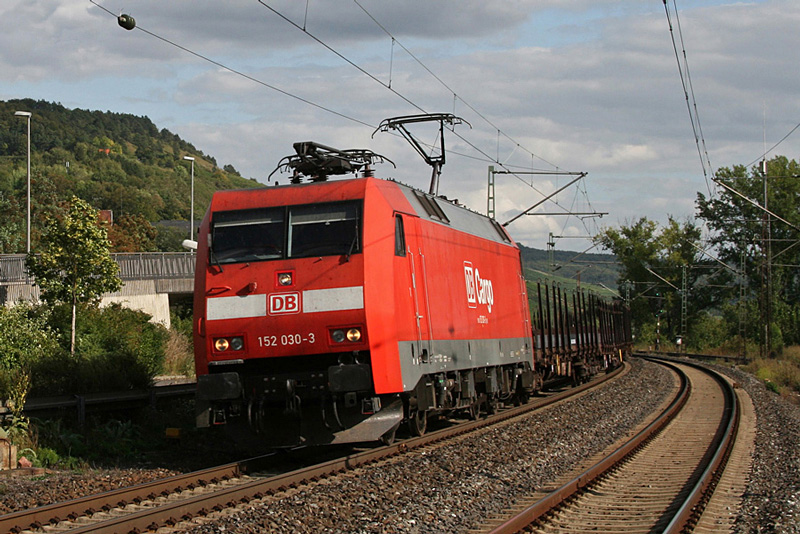 152 030 mit G�terzug am 29.08.2009 in Retzbach-Zellingen.