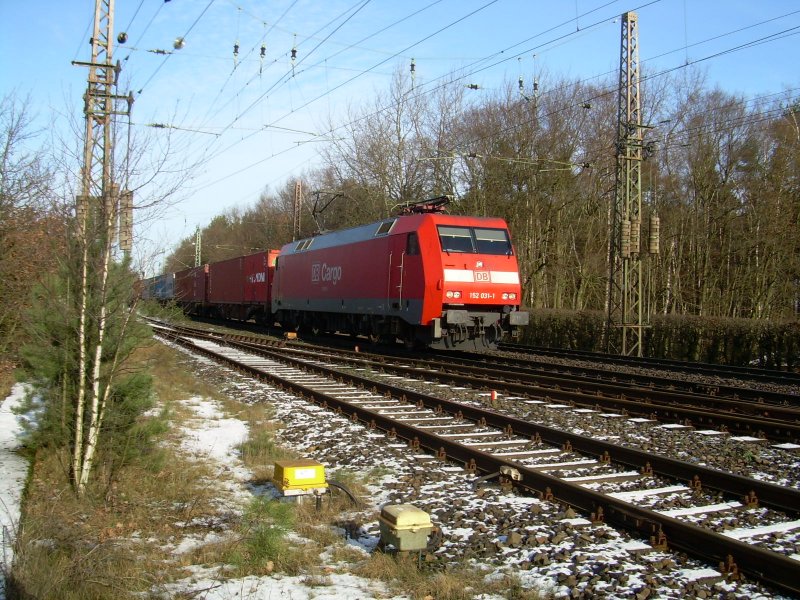 152 031 durchfhrt am 27.1.2007 den Bahnhof Eystrup mit ihrem Containerzug Richtung Hannover