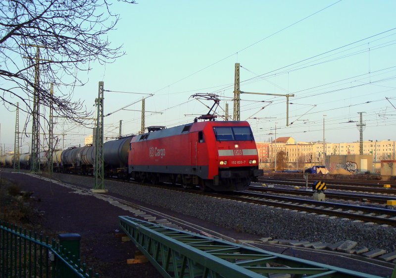 152 033-7 fhrt mit einem Kesselwagenzug in Richtung Helmstedt/Braunschweig am 25.01.2009. Fotografiert kurz hinter Magdeburg Hbf am alten Lokschuppen in der Maybachstrae.