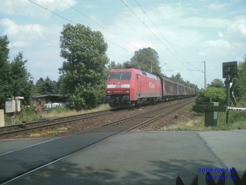 152 033 H�he Peine-Horst am 18.06.2008 mit einem Zug
aus dem VW-Werk Wolfsburg