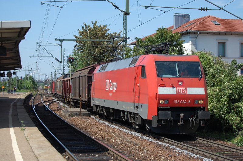 152 034-5 zog am 26.07.07 einen gemischten Gterzug durch Stuttgart-Untertrkheim.