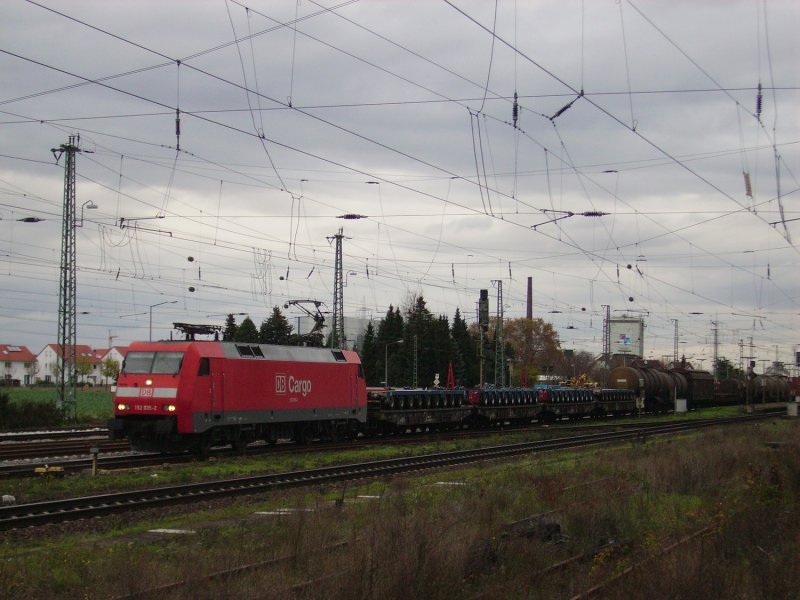 152 035 am 18.11.06 in Biblis mit Umleiter Gterzug.