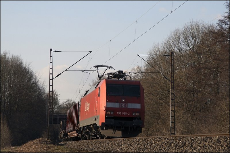 152 035 bringt wenige Minuten nach den beiden 140er einen weiteren gemischten Gterzug in Richtung Siegerland. 
