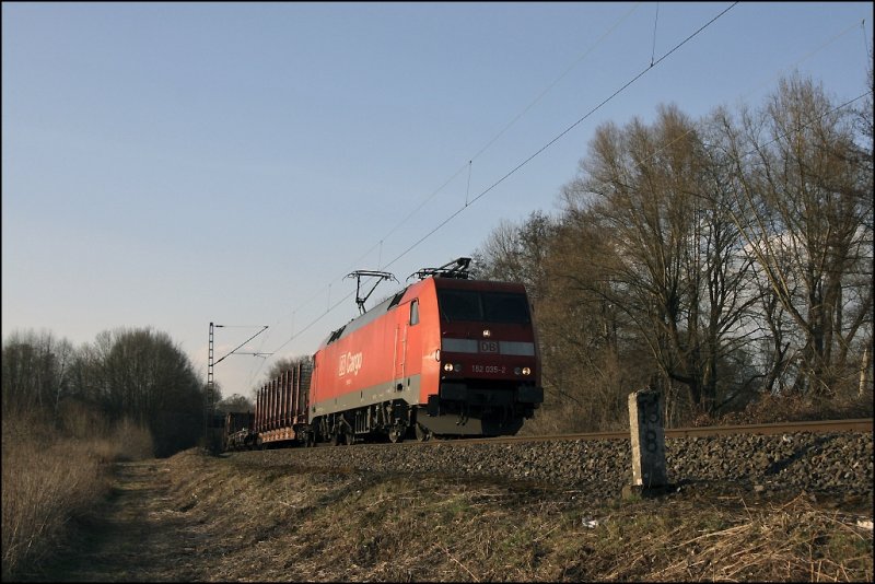 152 035 bringt wenige Minuten nach den beiden 140er einen weiteren gemischten Gterzug in Richtung Siegerland. berwiegend wurden Leerwagen mitgefhrt.