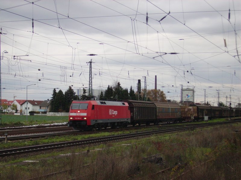 152 036 am 18.11.06 in Biblis mit einem Umleiter Gterzug.