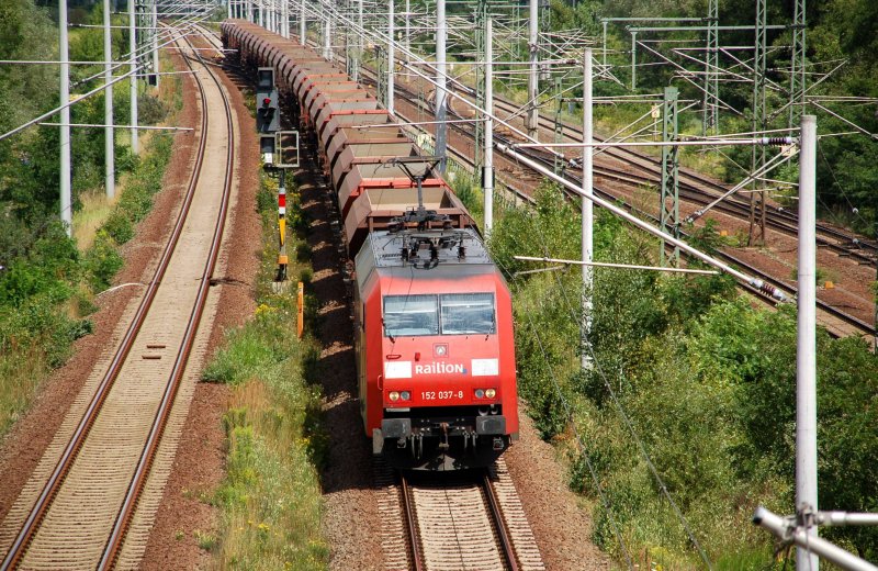 152 037 zieht am 28.07.09 einen Gterzug durch Holzweissig Richtung Leipzig.