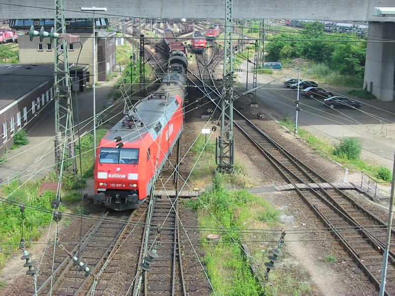 152-037 zieht einen Gterzug durch Mannheim Rbf.