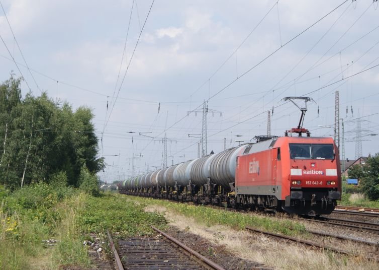 152 042-8 mit KeWa Zug in Richtung Dsseldorf Rath in Ratingen Lintorf am 30.06.2008