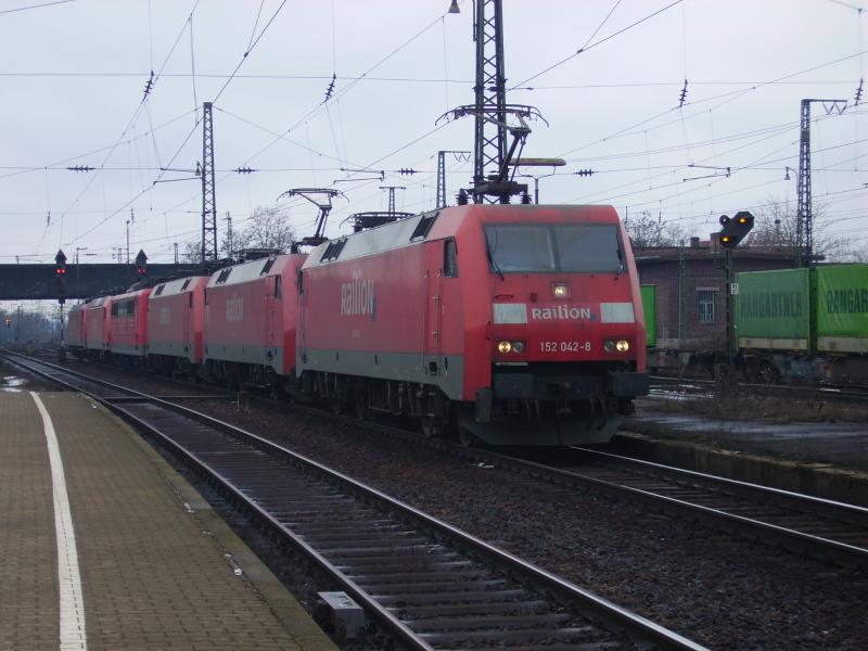 152 042 an der Spitze des Lokzuges am 28.2.06 in Fiedrichsfeld.