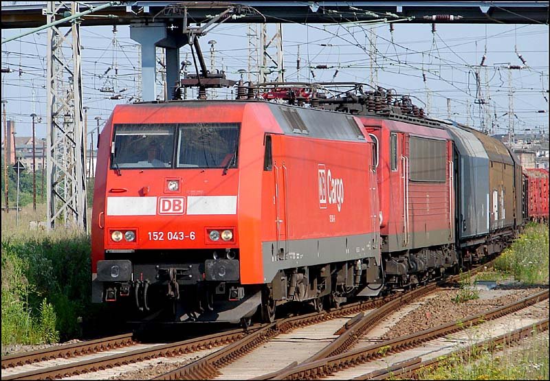 152 043-6 & 155 039-1 ziehen einen Gterzug nach Mukran. (Stralsund am 09.07.06) 
