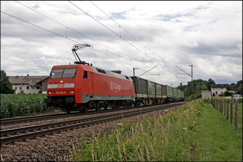 152 043 ist noch mit DB CARGO Logos unterwegs und bringt bei Vogl den TEC 42124(?), Verona Quadrante Europa - Karlsruhe, in Richtung Mnchen. Welches ist besser? (09.07.2008)
