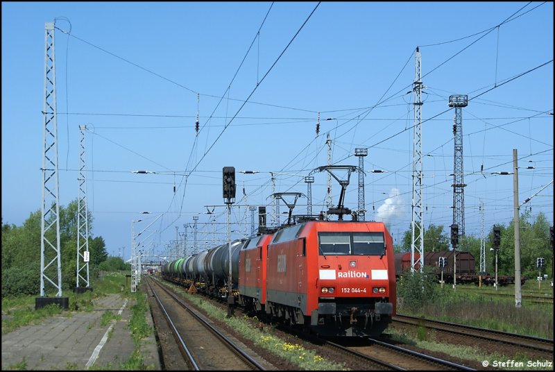 152 044 + 152 098 mit Kesselzug bei verlassen des Rostocker Seehafen am 20.05.0.